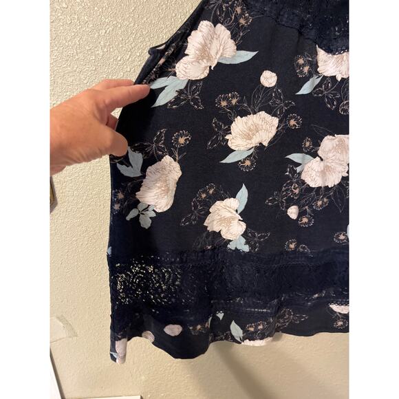 Torrid women’s Lacey tank top/blouse - Picture 2 of 7